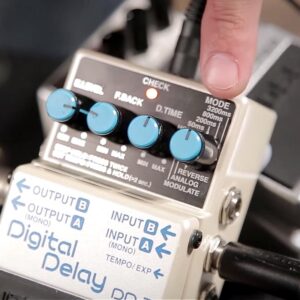 what does a delay pedal do