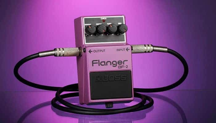 what does a flanger pedal do